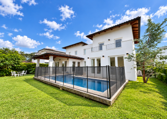 Casa de lujo en venta en condominio ubicado en Río Oro, Santa Ana.