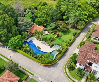 Casa de lujo en venta en condominio ubicado en Río Oro, Santa Ana.