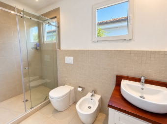 Casa de lujo en venta en condominio ubicado en Río Oro, Santa Ana.
