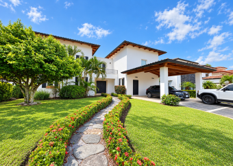 Casa de lujo en venta en condominio ubicado en Río Oro, Santa Ana.