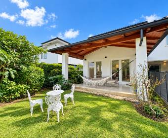 Casa de lujo en venta en condominio ubicado en Río Oro, Santa Ana.