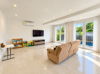 Casa de lujo en venta en condominio ubicado en Río Oro, Santa Ana.