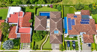 Casa de lujo en venta en condominio ubicado en Río Oro, Santa Ana.