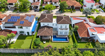 Casa de lujo en venta en condominio ubicado en Río Oro, Santa Ana.