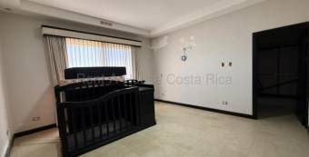 Venta de Lote  5 BODEGAS Y 3 CASAS en La Guácima de Alajuela. RAH 27-916