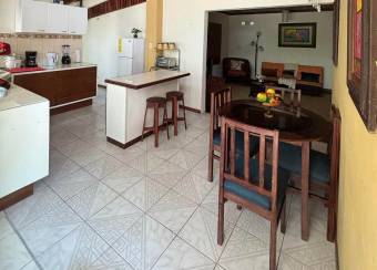 Venta de propiedad con casa, 2 apartamentos y piscina #25-932 GS