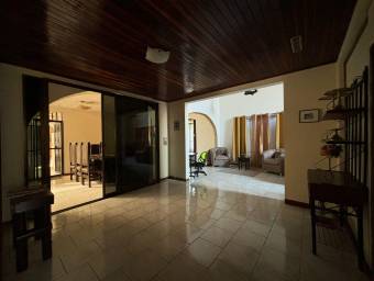 Venta de propiedad con casa, 2 apartamentos y piscina #25-932 GS