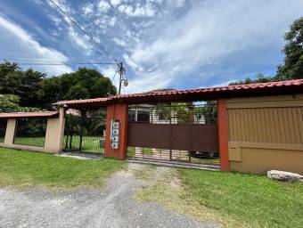Venta de propiedad con casa, 2 apartamentos y piscina #25-932 GS