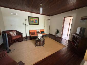 Venta de propiedad con casa, 2 apartamentos y piscina #25-932 GS