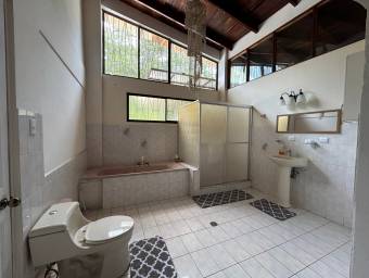 Venta de propiedad con casa, 2 apartamentos y piscina #25-932 GS