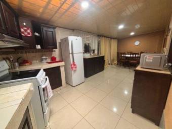 Venta de propiedad con casa, 2 apartamentos y piscina #25-932 GS