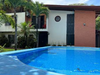 Venta de propiedad con casa, 2 apartamentos y piscina #25-932 GS