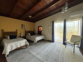 Venta de propiedad con casa, 2 apartamentos y piscina #25-932 GS