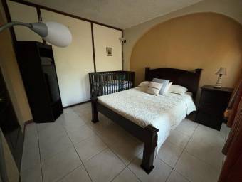 Venta de propiedad con casa, 2 apartamentos y piscina #25-932 GS
