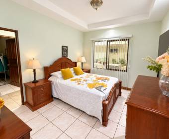 Amplia casa de 2 niveles en venta en Urbanización Los Metates, El Roble de Alajuela