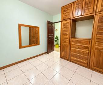 Amplia casa de 2 niveles en venta en Urbanización Los Metates, El Roble de Alajuela