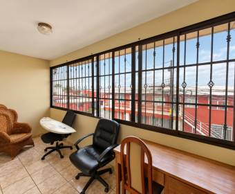 Amplia casa de 2 niveles en venta en Urbanización Los Metates, El Roble de Alajuela