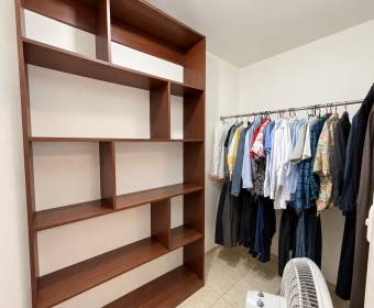 Amplia casa de 2 niveles en venta en Urbanización Los Metates, El Roble de Alajuela