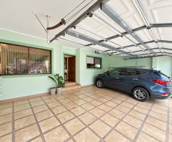 Amplia casa de 2 niveles en venta en Urbanización Los Metates, El Roble de Alajuela