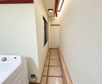Amplia casa de 2 niveles en venta en Urbanización Los Metates, El Roble de Alajuela