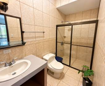 Amplia casa de 2 niveles en venta en Urbanización Los Metates, El Roble de Alajuela