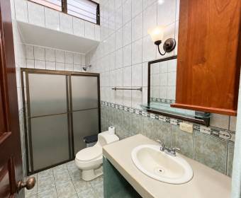 Amplia casa de 2 niveles en venta en Urbanización Los Metates, El Roble de Alajuela