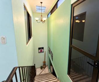 Amplia casa de 2 niveles en venta en Urbanización Los Metates, El Roble de Alajuela