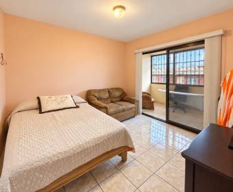 Amplia casa de 2 niveles en venta en Urbanización Los Metates, El Roble de Alajuela