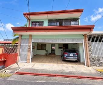 Amplia casa de 2 niveles en venta en Urbanización Los Metates, El Roble de Alajuela