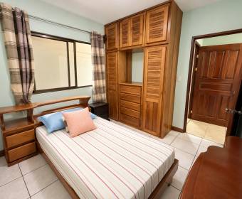 Amplia casa de 2 niveles en venta en Urbanización Los Metates, El Roble de Alajuela