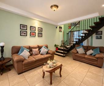 Amplia casa de 2 niveles en venta en Urbanización Los Metates, El Roble de Alajuela
