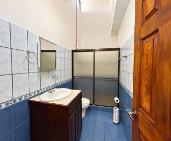 Amplia casa de 2 niveles en venta en Urbanización Los Metates, El Roble de Alajuela