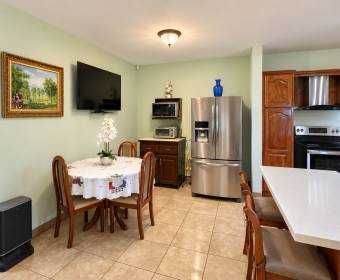 Amplia casa de 2 niveles en venta en Urbanización Los Metates, El Roble de Alajuela