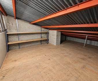 Amplia casa de 2 niveles en venta en Urbanización Los Metates, El Roble de Alajuela