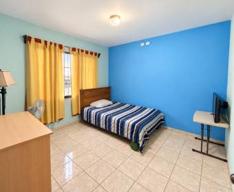 Amplia casa de 2 niveles en venta en Urbanización Los Metates, El Roble de Alajuela