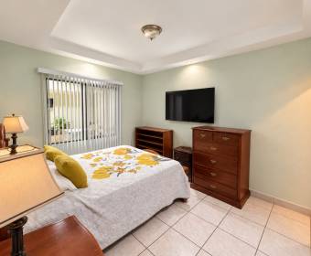 Amplia casa de 2 niveles en venta en Urbanización Los Metates, El Roble de Alajuela