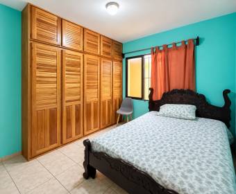Amplia casa de 2 niveles en venta en Urbanización Los Metates, El Roble de Alajuela