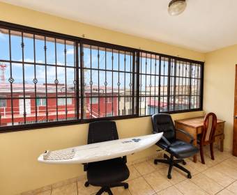 Amplia casa de 2 niveles en venta en Urbanización Los Metates, El Roble de Alajuela
