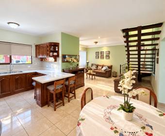 Amplia casa de 2 niveles en venta en Urbanización Los Metates, El Roble de Alajuela