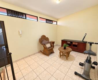 Amplia casa de 2 niveles en venta en Urbanización Los Metates, El Roble de Alajuela