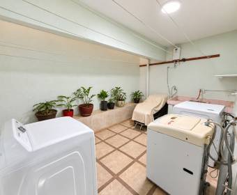 Amplia casa de 2 niveles en venta en Urbanización Los Metates, El Roble de Alajuela