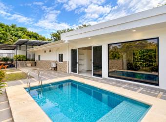 Finca con cuatro casas y piscinas privadas en Guanacaste para vivir y generar ingresos Finca con cuatro casas y piscinas privadas en Guanacaste para vivir y generar ingresos