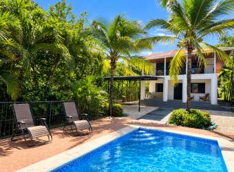 Finca con cuatro casas y piscinas privadas en Guanacaste para vivir y generar ingresos Finca con cuatro casas y piscinas privadas en Guanacaste para vivir y generar ingresos