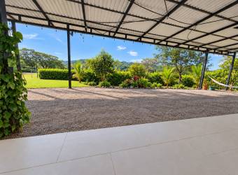 Finca con cuatro casas y piscinas privadas en Guanacaste para vivir y generar ingresos Finca con cuatro casas y piscinas privadas en Guanacaste para vivir y generar ingresos