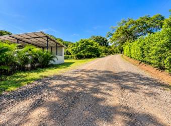 Finca con cuatro casas y piscinas privadas en Guanacaste para vivir y generar ingresos Finca con cuatro casas y piscinas privadas en Guanacaste para vivir y generar ingresos