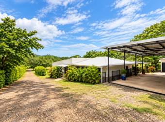 Finca con cuatro casas y piscinas privadas en Guanacaste para vivir y generar ingresos Finca con cuatro casas y piscinas privadas en Guanacaste para vivir y generar ingresos