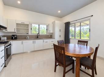 Finca con cuatro casas y piscinas privadas en Guanacaste para vivir y generar ingresos Finca con cuatro casas y piscinas privadas en Guanacaste para vivir y generar ingresos