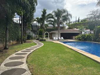 Venta de casa de 3 plantas con terrazas y amplios espacios #26-1085 GS