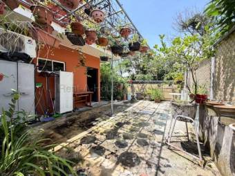 Venta de Casa en Grecia-Puente de Piedra. RAH 27-886