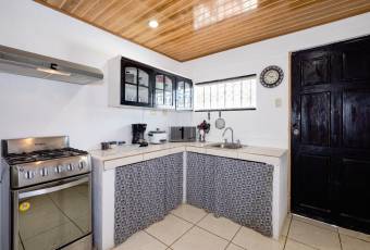 Casa en Venta Cerca de Tamarindo con Piscina Privada y Estudio Independiente